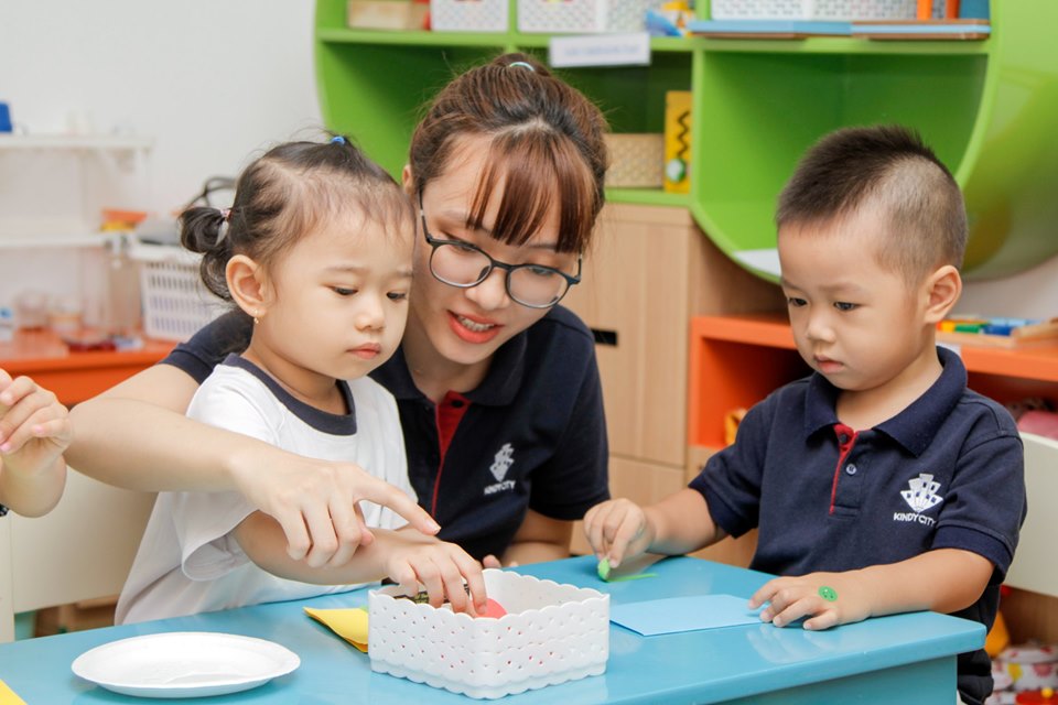 Bé làm quà tặng mẹ