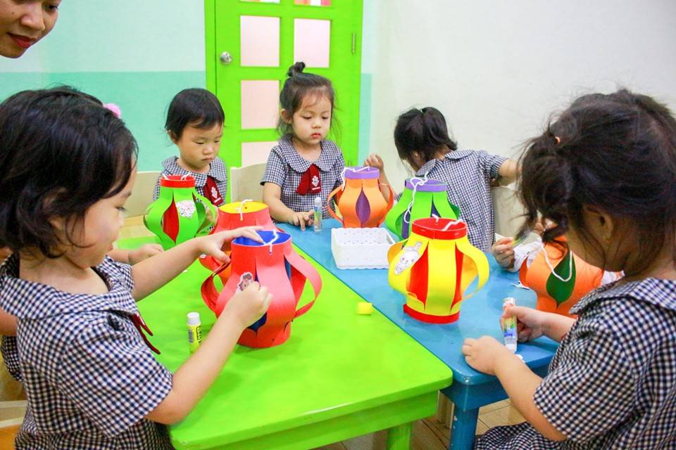 Học sinh Kindy City làm lồng đèn cá chép