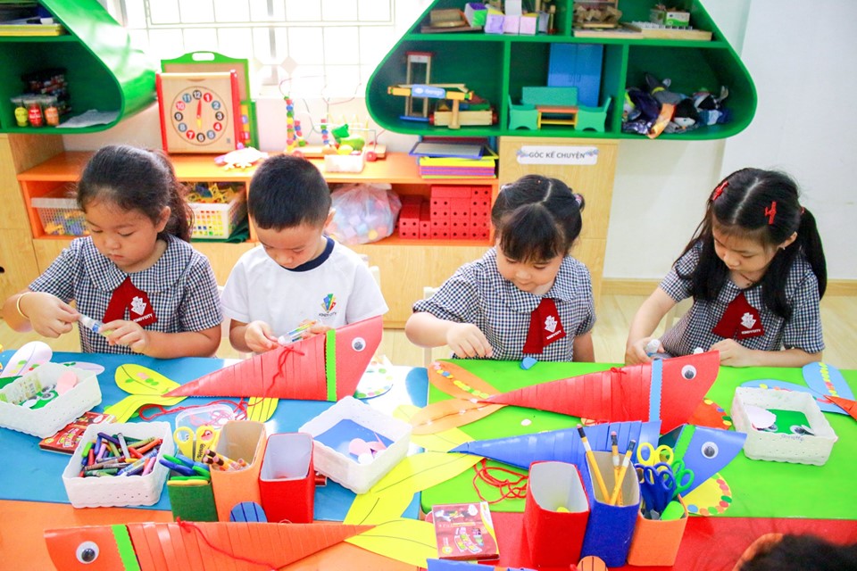 Học sinh Kindy City làm lồng đèn cá chép