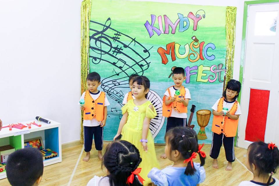 Lớp học Kindy City là sân khấu văn nghệ