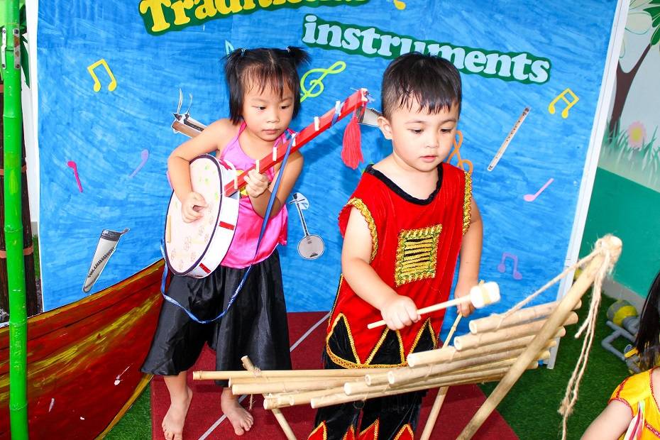 Trẻ Kindy City mặc trang phục dân tộc chơi nhạc