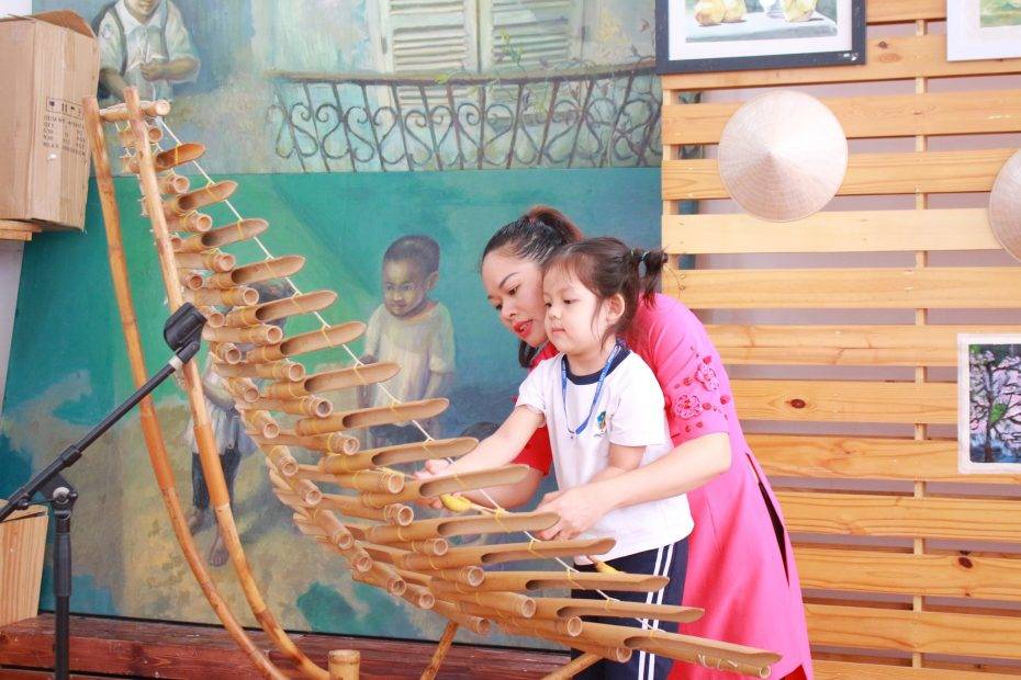 Học sinh Kindy City làm quen nhạc cụ dân tộc