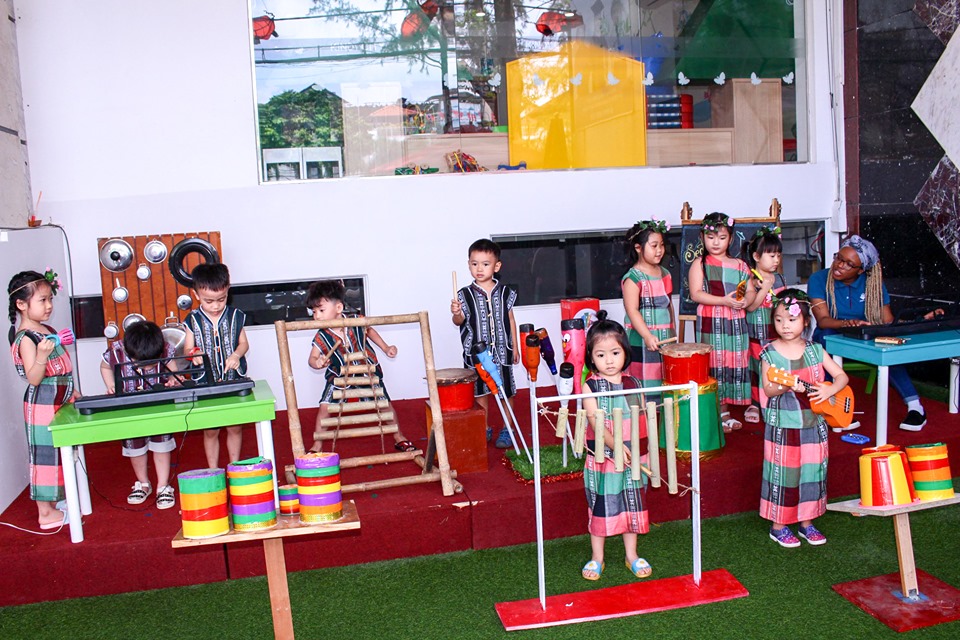 Trẻ Kindy City hát múa với bạn Tây Nguyên 