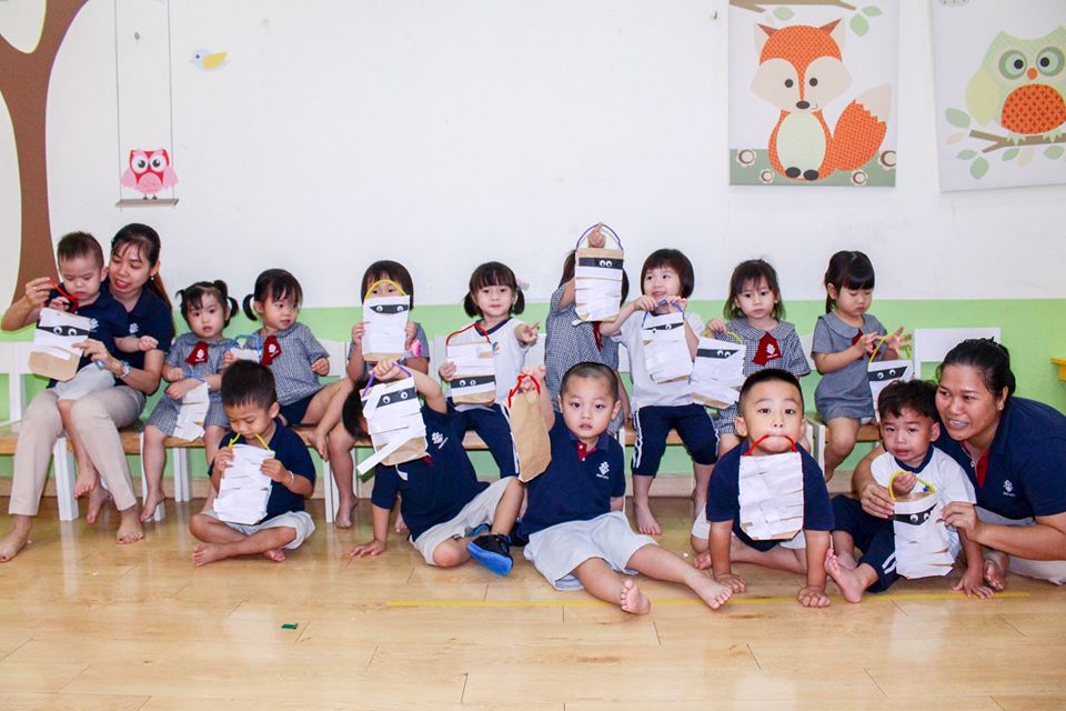 Học sinh Kindy City làm túi giấy thay thế túi Nylon