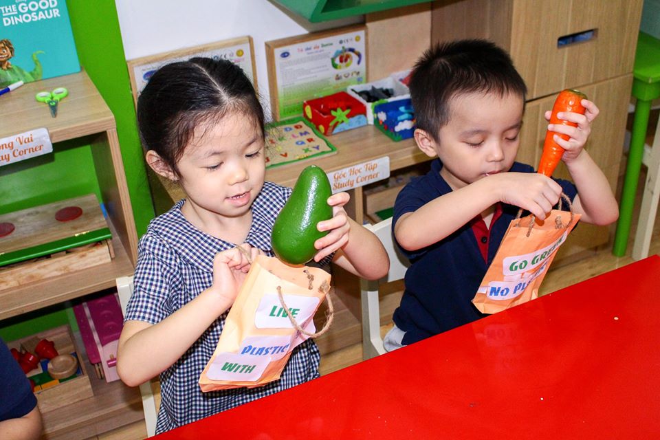 Học sinh Kindy City làm túi giấy thay thế túi Nylon