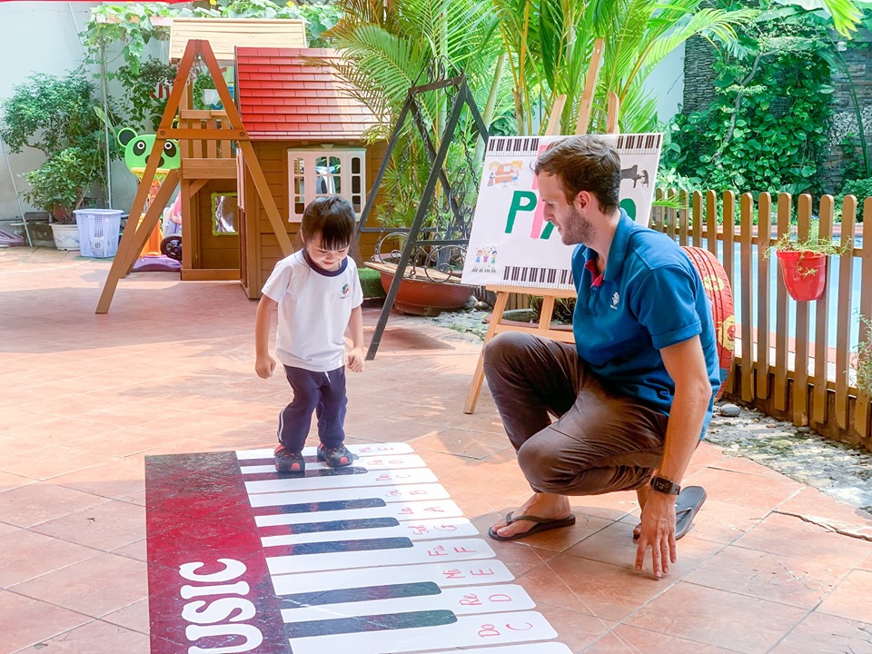 Học sinh Kindy City cùng nhịp bước với chiếc Piano khổng lồ