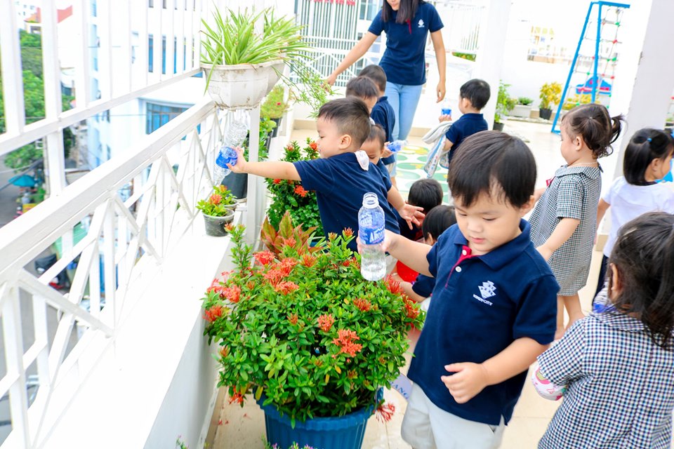 Các lớp thay phiên lên sân thượng của trường để chăm sóc vườn cây cảnh tươi tốt.