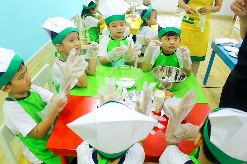 Trẻ được trang bị mũ đều bếp, tạp dề, bao tay một cách chuyên nghiệp