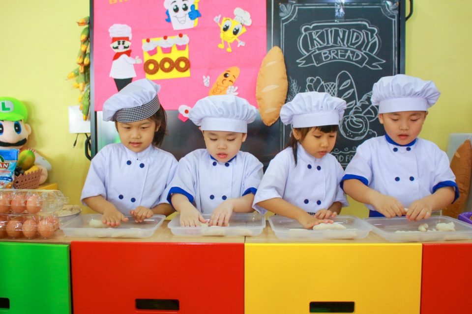 Những đầu bếp được mặc đồ chuyên dụng rất vệ sinh với đồng phục trắng - xanh cùng nón