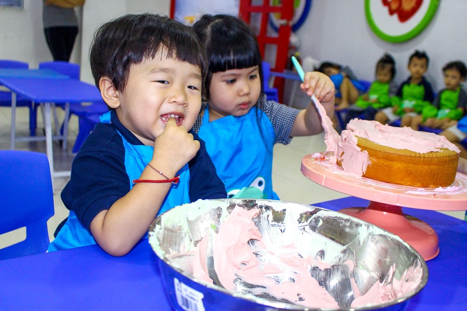 Trẻ thỏa niềm khao khát trải nghiệm, khám phá nhất chính là việc được tự tay bôi trét kem và trang trí bánh