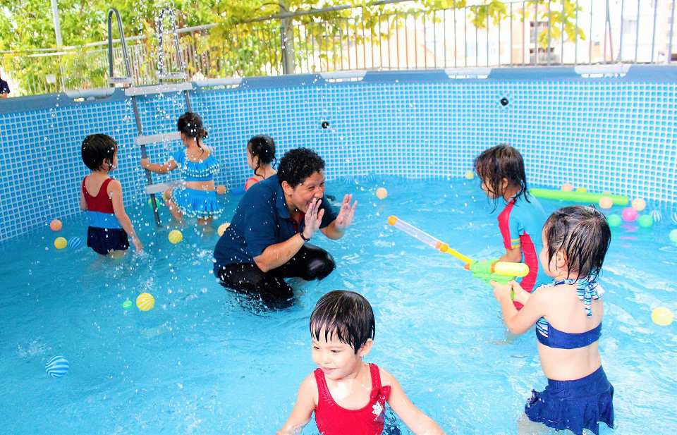 Bơi là một trong những môn thể thao yêu thích của trẻ