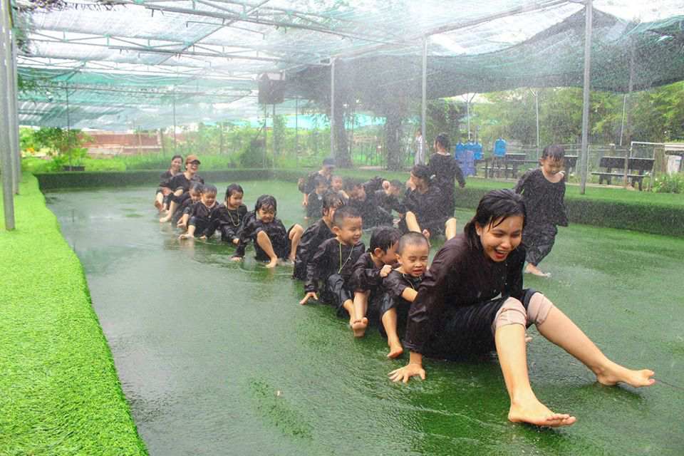 Trẻ vui chơi thỏa thích dưới “cơn mưa mùa hè”