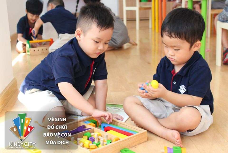 Vệ sinh đồ chơi bảo vệ con mùa dịch