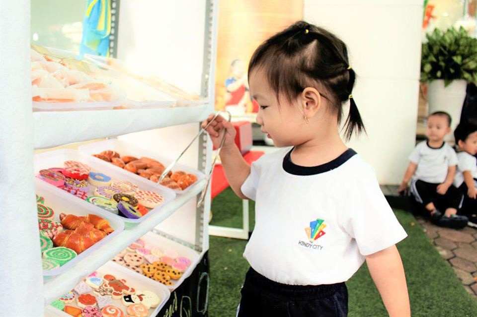 Bé hứng thú với các đồ chơi tại trường Kindy City