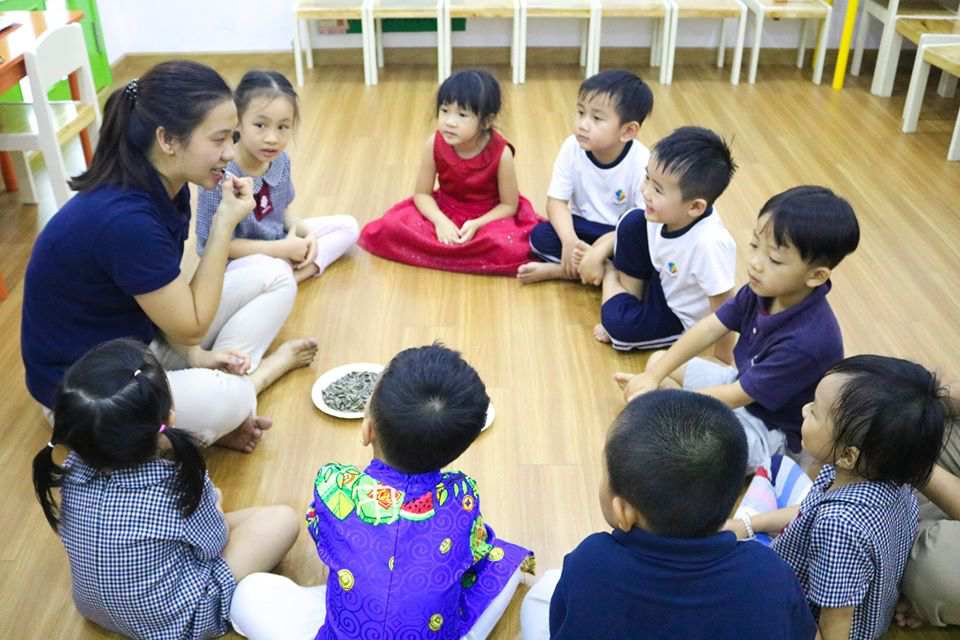 This Lunar New Year, children will already know how to eat sunflower seeds properly!