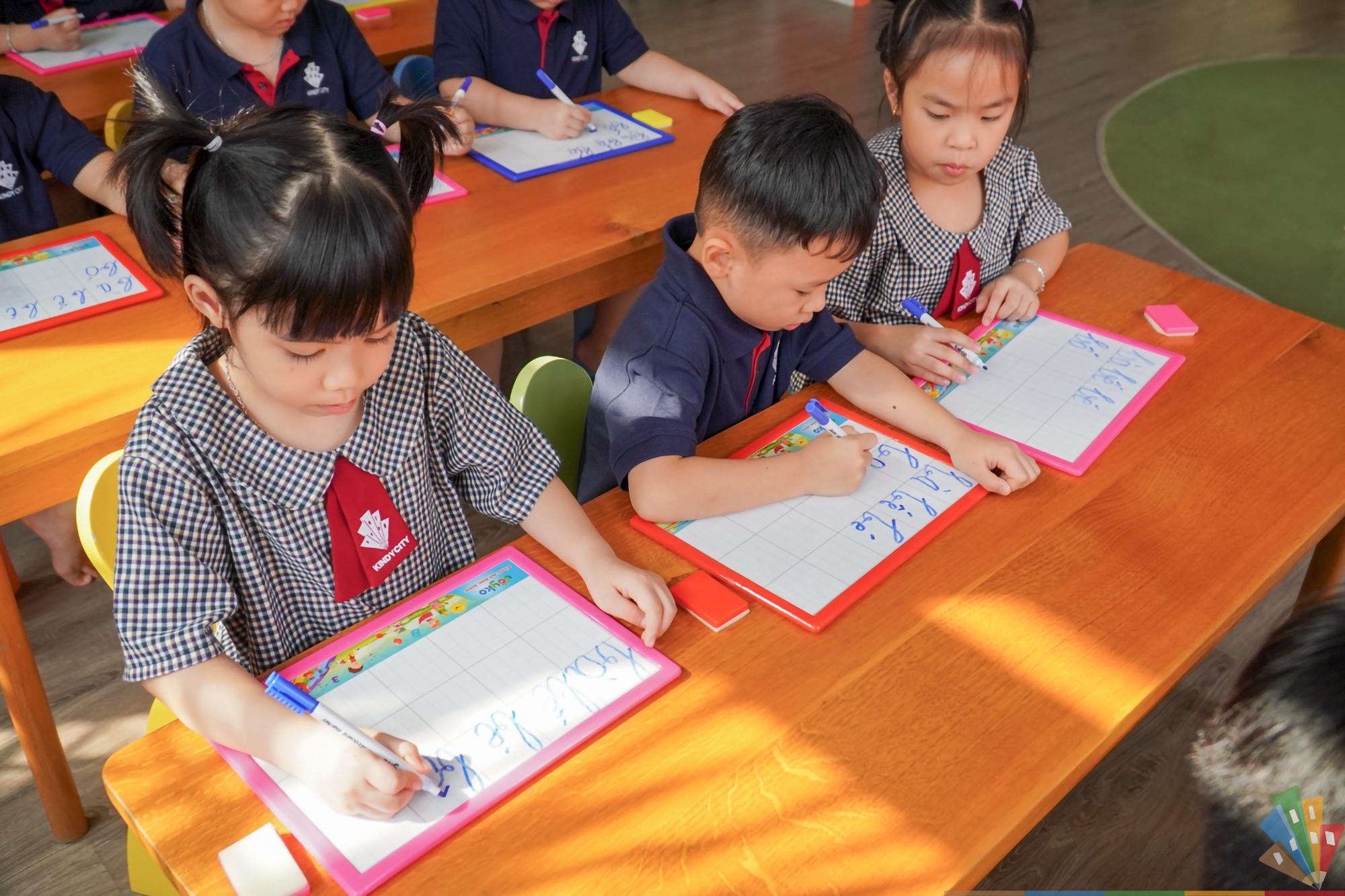 Trong chương trình Tiếng Việt, trẻ được nhận diện, đọc, viết chuẩn 29 chữ cái, học ngữ âm, cách nối từ đơn, từ ghép, cách cầm viết và tư thế ngồi đúng.