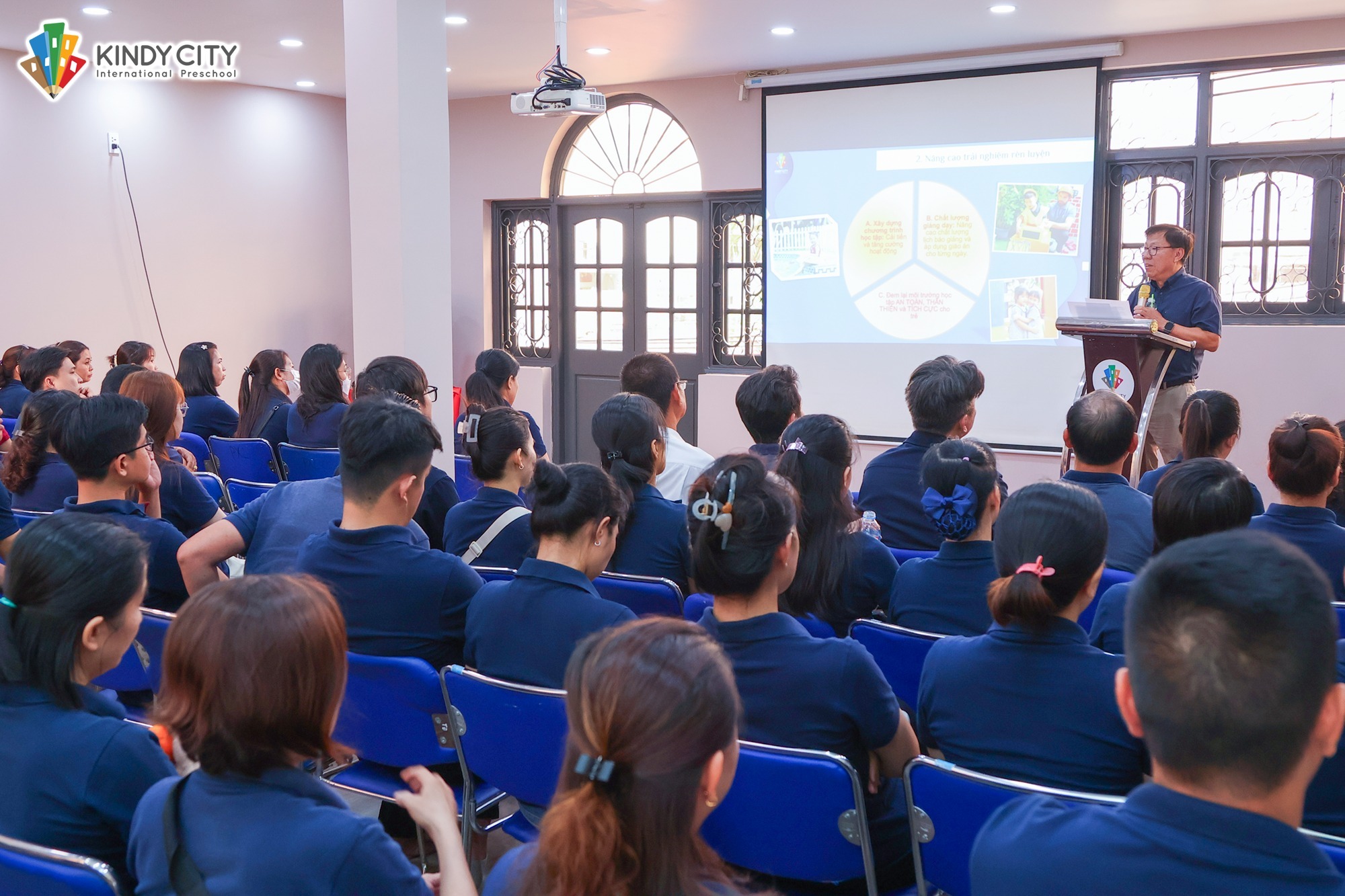 Cần giữ gìn, phát huy hơn nữa sự mẫu mực trong cử chỉ, lời ăn tiếng nói, hành vi – ngôn phong, tinh thần hợp tác, chuyên tâm vì mục tiêu chung của Nhà trường.