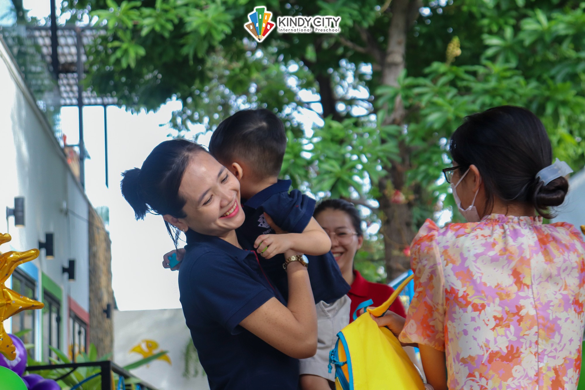 Nụ cười chính là lời chào, cũng là món quà đầu ngày tạo năng lượng tích cực giúp trẻ sẵn sàng bước vào ngày học nhiều phấn khởi.