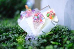 CON XIN TẶNG NHỮNG MÓN QUÀ, NHỮNG CÁI ÔM